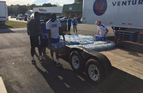 Men's Tennis volunteers time for flood victims