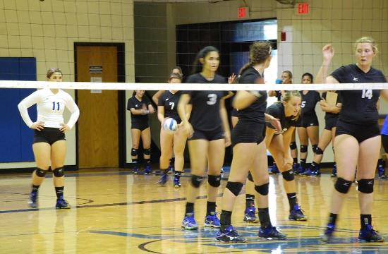 Volleyball rolls, win streak to seven in a row